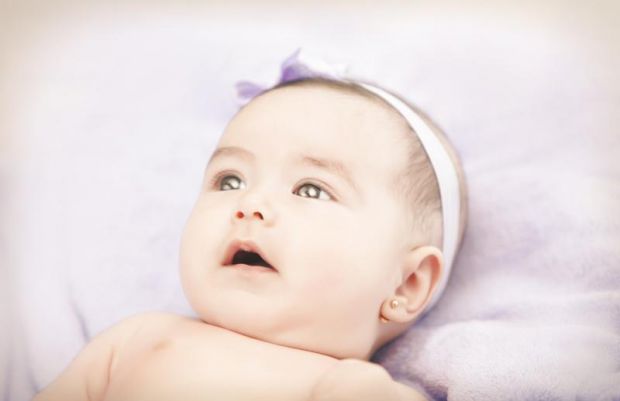 Що потрібно знати про проколювання дитячих вушок