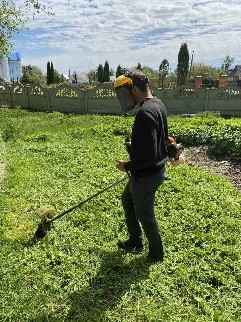 Господарча служба центру ПМСД приводить в порядок територію