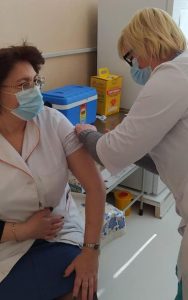 Вакцинуються лікарі