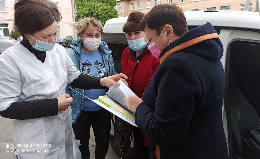 Мобільна бригада готується до виїзду на вакцинацію