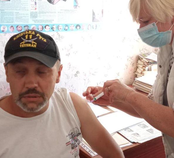 Вакцинальна бригада провела щеплення другої дози вакцини coronoVac на виїзді в селах Першотравневе та Калинівка