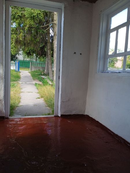 Фап села Бирюки нашого району отримали фарбу і зразу ж навили лад в кімнатах