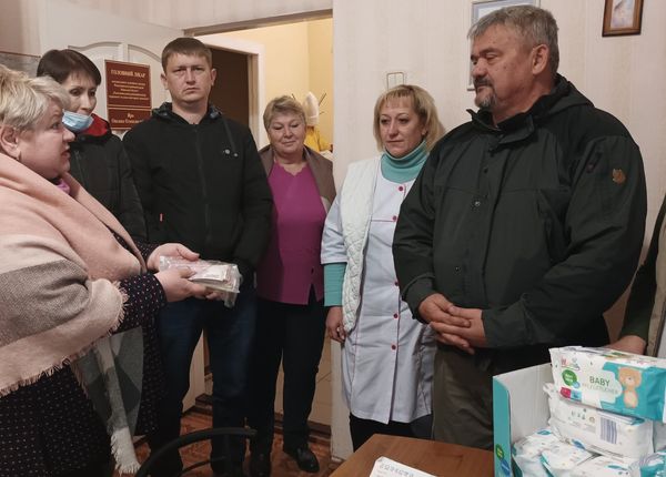 Працівники КНП Рокитнянський центр ПМСД зібрали кошти в сумі 40 тисяч гривень на виготовлення буржуйок для наших хлопців, що в ЗСУ