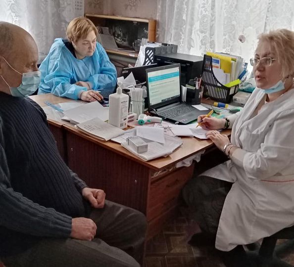Село живе, бо в ньому працює медична амбулаторія, так і в селі Синява