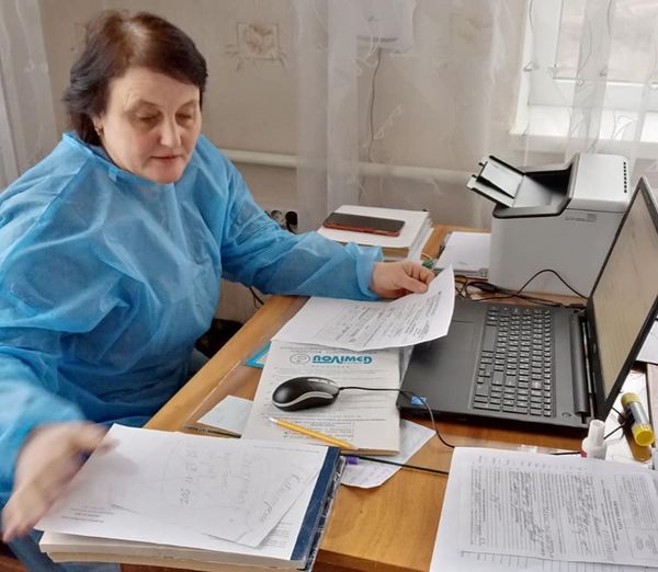 Село живе, бо в ньому працює медична амбулаторія, так і в селі Синява