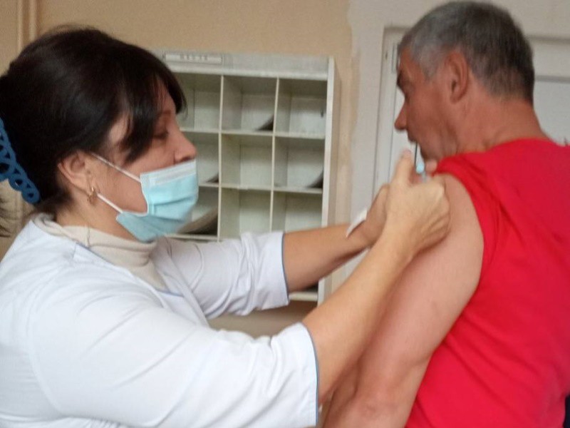 Працівники Рокитнянського підрозділу екстреної медичної допомоги розуміють важливість вакцинації від дифтерії та правця, адже самі прийшли на щеплення